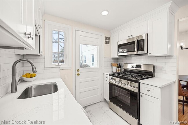 Building Photo - 695 Graefield Ct