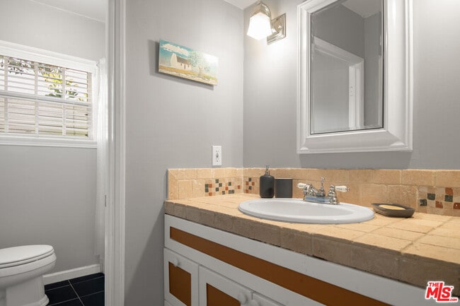 Building Photo - 6218 Balcom Ave