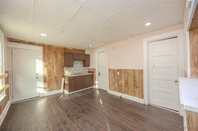 Building Photo - 2146 Genesee St