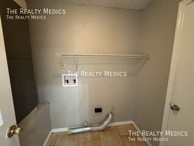 Building Photo - 1004 N Magee Creek Ct