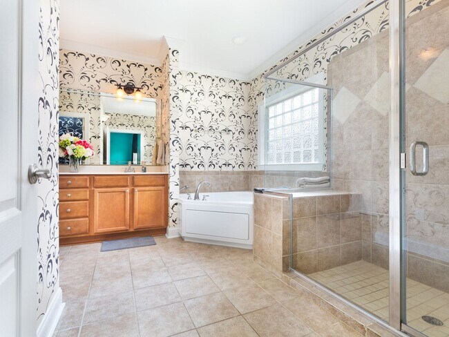 Building Photo - Beautiful 3 Bed 2 Bath Condo with Communit...