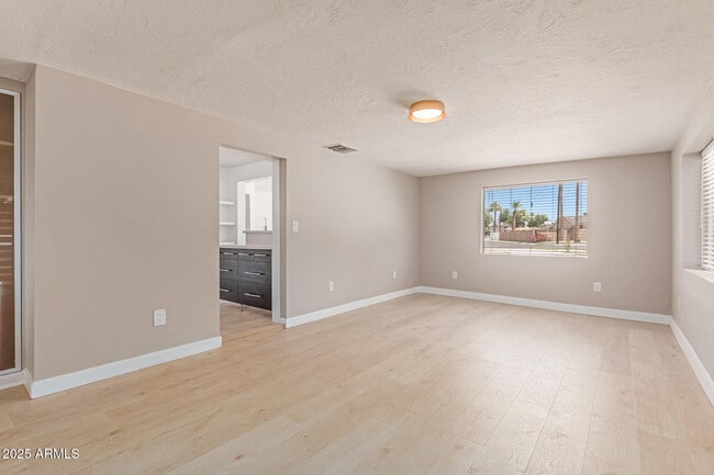 Building Photo - 1049 E Colter St