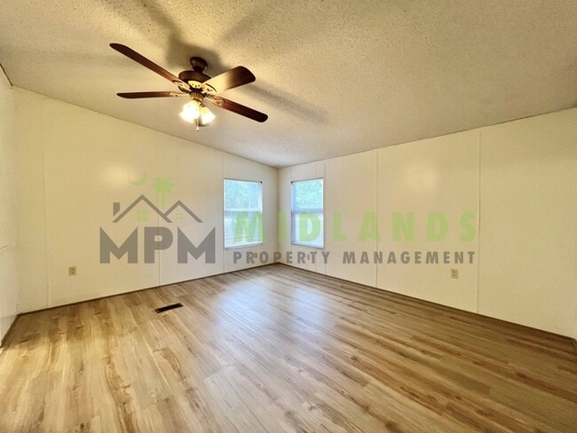 Building Photo - 373 McLee Rd