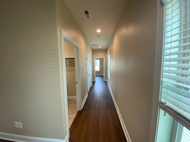 Building Photo - AVAILABLE NOW!-BUNGALOW STYLE HOME -JUST B...