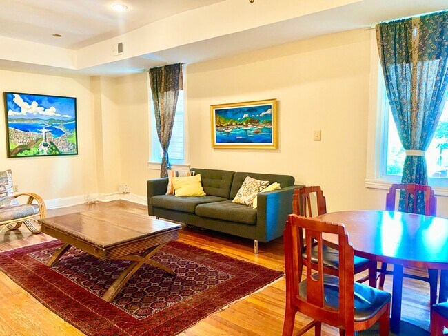 Building Photo - Spacious 2 Bed Plus Den - 1 Bath - Capitol...