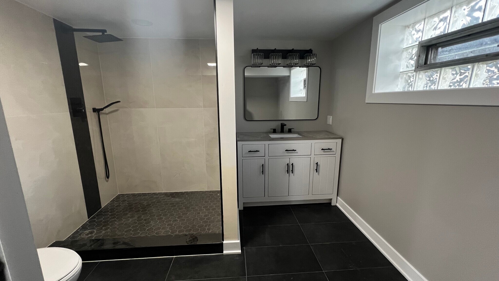 Building Photo - 552 Manistee Ave