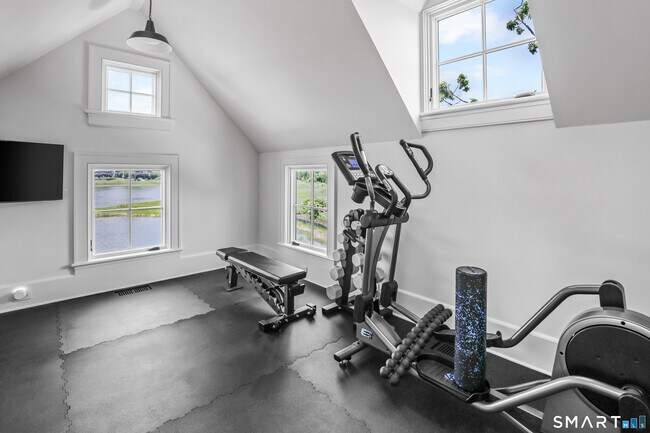 Building Photo - 30 Edgewater Hillside