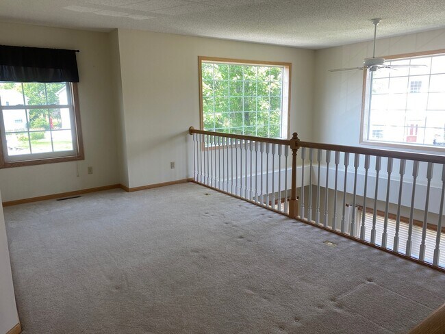 Building Photo - 7697 Coneflower Curv S