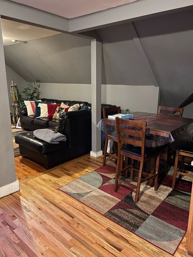 Building Photo - 264 Peck St