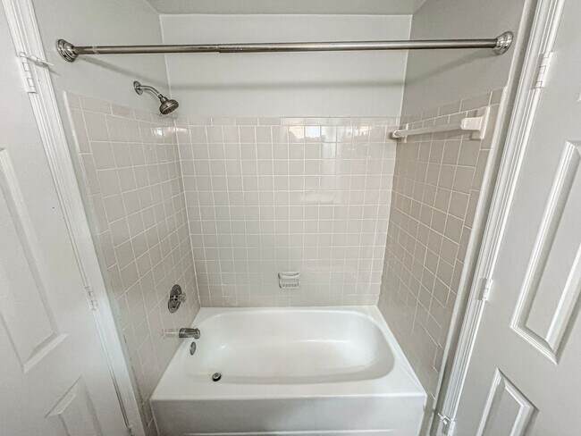 Building Photo - Fantastic 2 Bed 2.5 Bath Condo With A Spac...
