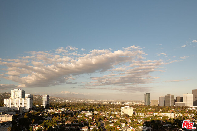 Building Photo - 10560 Wilshire Blvd