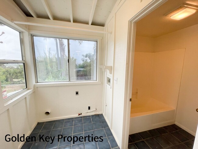 Building Photo - Charming farmhouse available in rural Vist...