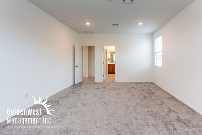 Building Photo - Bright & Airy 4 Bdm 2Ba in Quiet Neighborh...