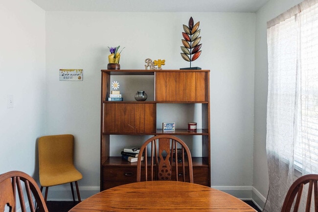 Building Photo - 145 Midway St