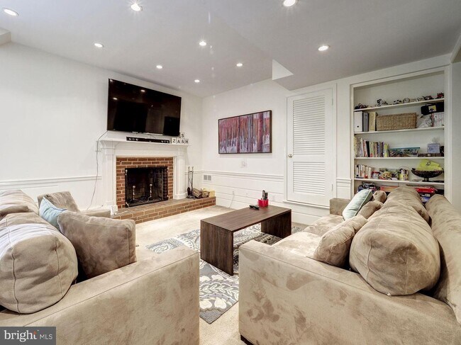 Building Photo - 2242 46th St NW