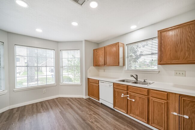 Building Photo - 1021 N Sunset Dr