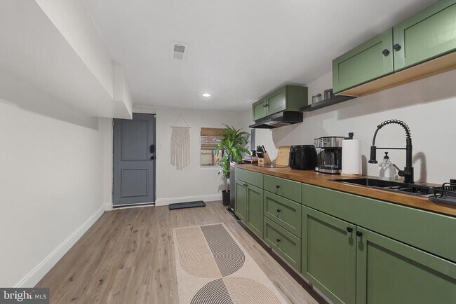 Building Photo - 737 Dolphin St