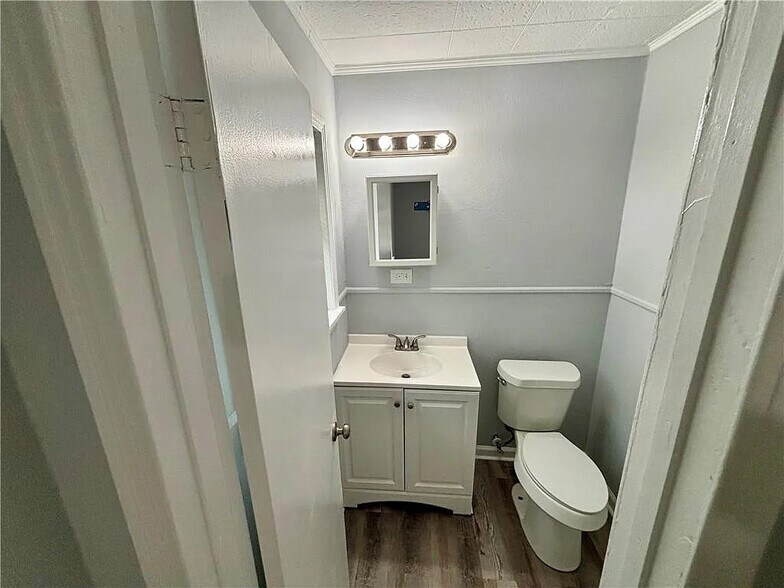 Building Photo - 466 Pinehill Dr
