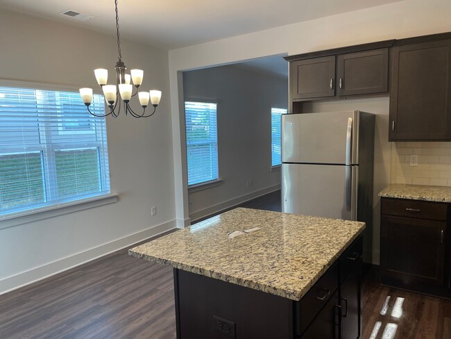 Building Photo - 3 Bedroom Home With Spacious Garage