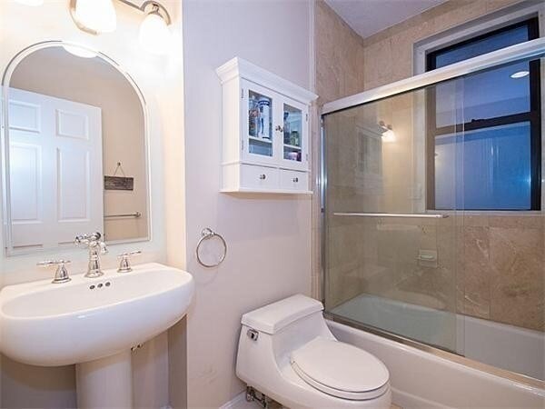 Building Photo - 451 Park Dr