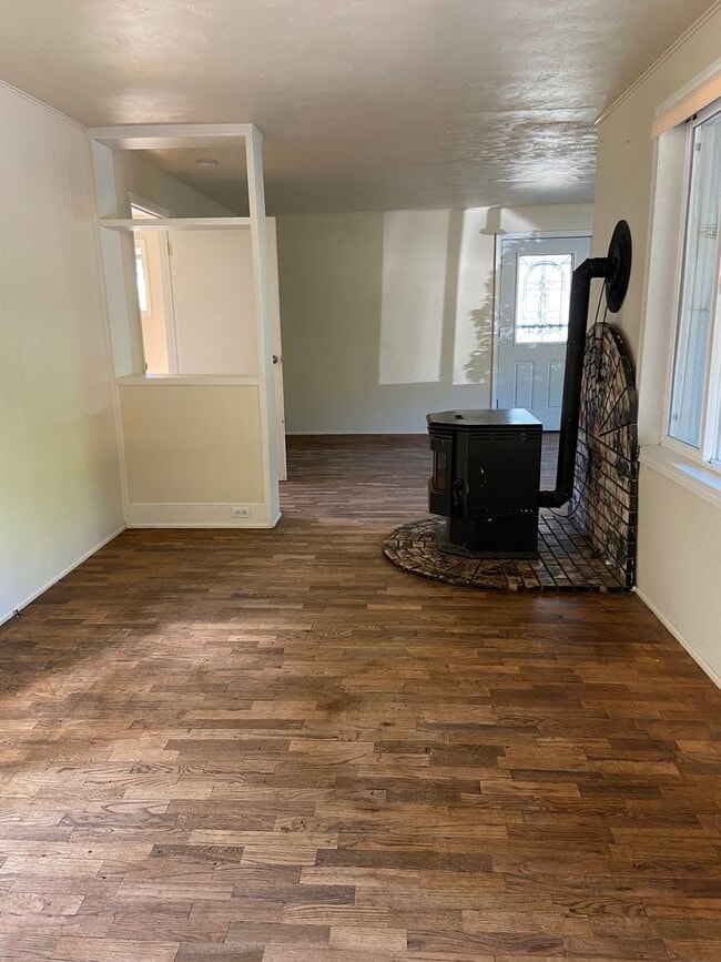 Building Photo - Cozy 3 Bedroom, 1 Bathroom Home with Spacious Back Yard.