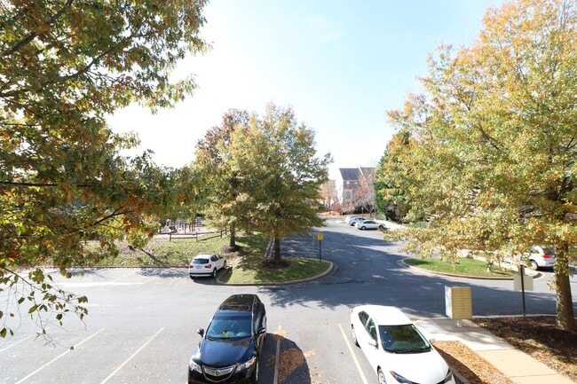 Building Photo - Spacious 2BD/2BA Condo with Balcony in Fou...