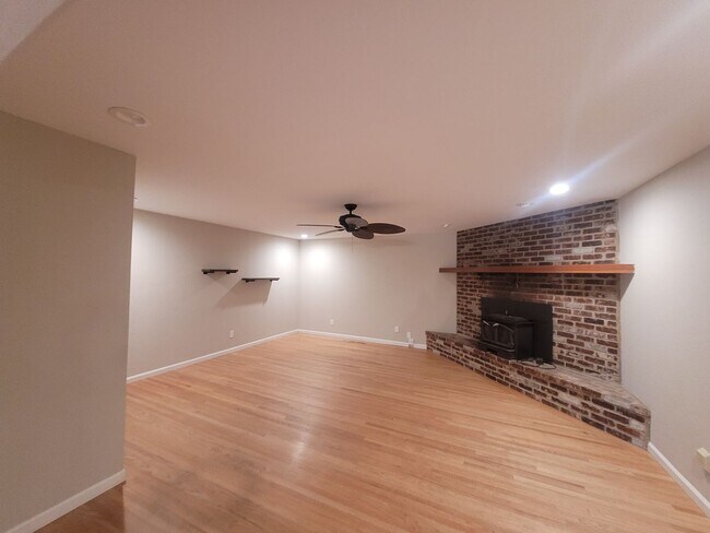 Building Photo - Spacious Carmichael home in Winding Wy / G...