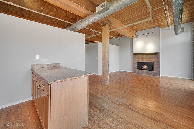 Building Photo - 2911 N Western Ave