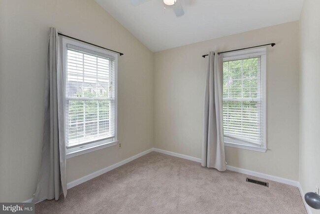 Building Photo - 1264 Quaker Hill Dr