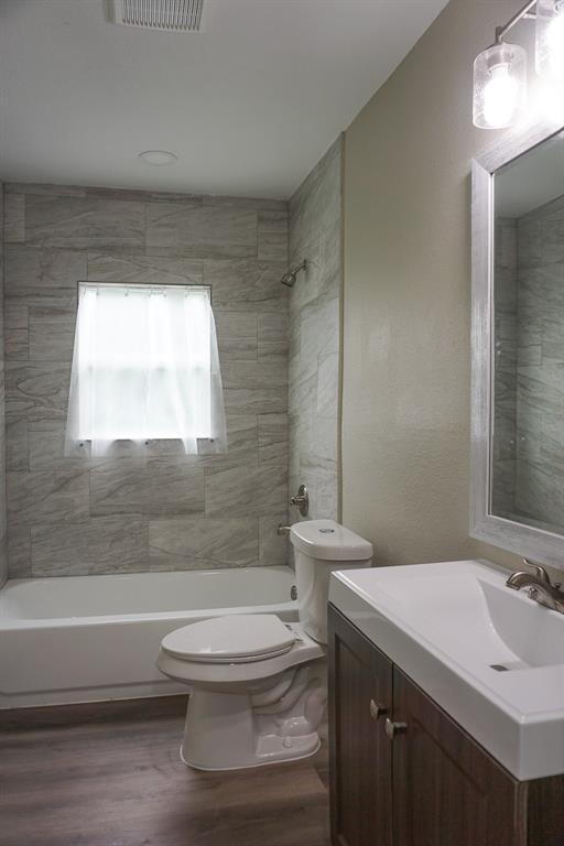 Hall bathroom - 3703 Market St