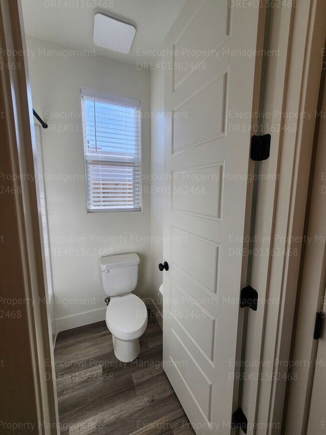Building Photo - 4 bedroom/ 3 bathroom split-wing home.