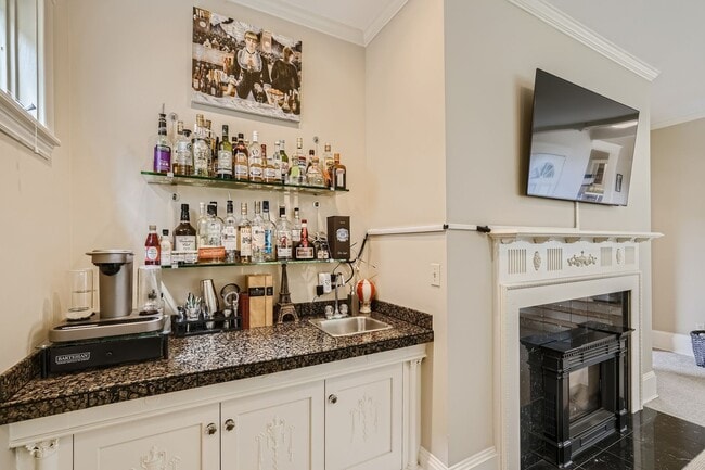 Building Photo - Queen Anne Home