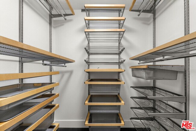 Building Photo - 740 Kings Rd