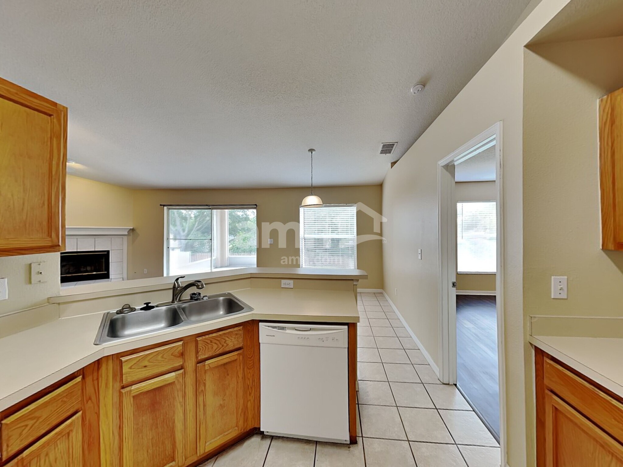 Building Photo - 722 Meadow Park Dr