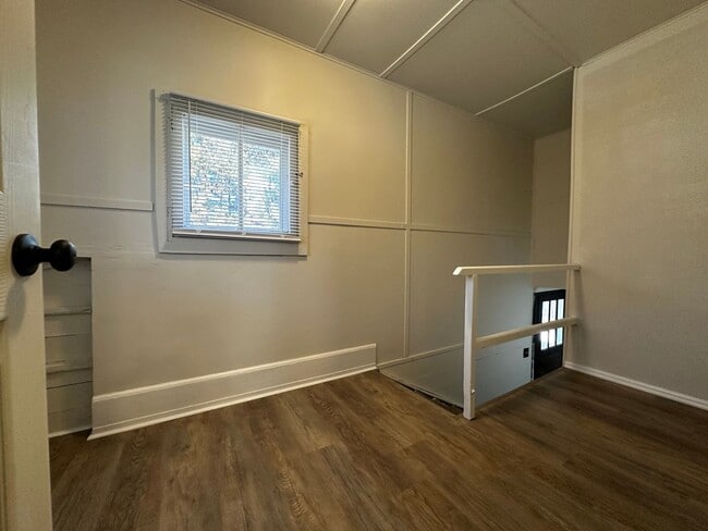 Building Photo - Recently Renovated 3 Bedroom 1 Bath Single...