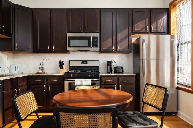 Building Photo - 906 N Damen Ave