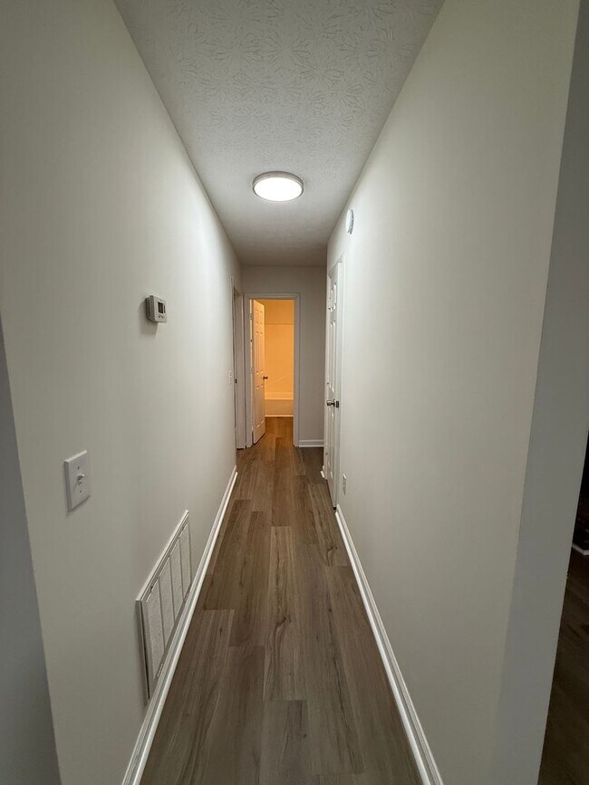 Building Photo - 160/162 W. Paces Dr