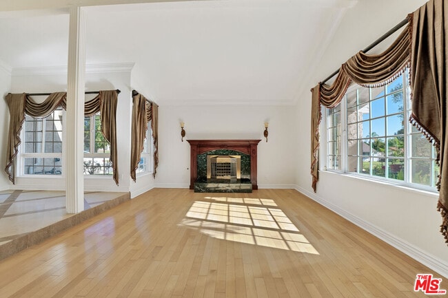 Building Photo - 10945 Cozycroft Ave