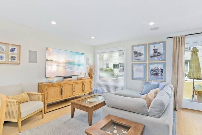 Building Photo - Fully furnished unit at the beach - Newport Beach Balboa Peninsula