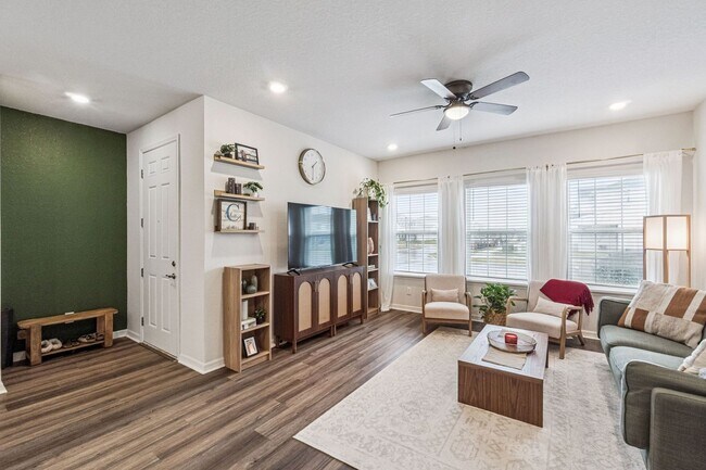 Building Photo - Beautiful 3/2.5/2 Home in St. Cloud