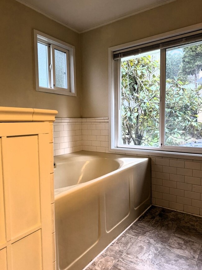 Building Photo - 5-Bed, 3-Bath in South Eugene