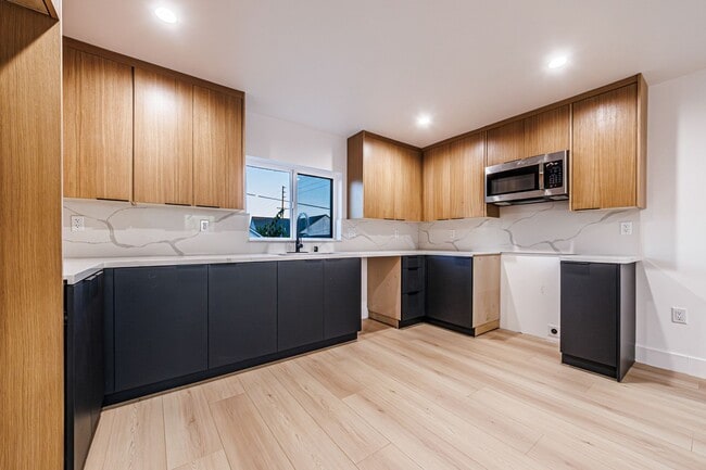 Building Photo - 1656 S Hayworth Ave