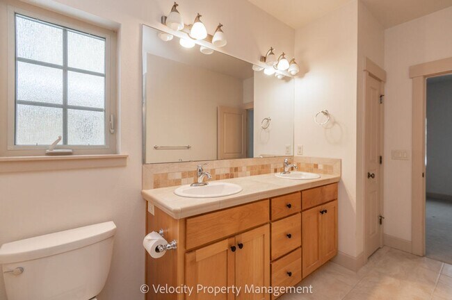 Building Photo - 2469 NW Sacagawea Ln