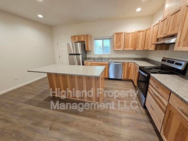 Building Photo - 502 NE Stadium Way