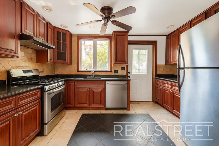 Primary Photo - 376 Kosciusko Street – Large 1 Bedroom wit...