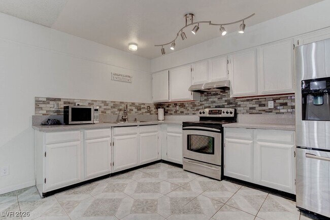 Building Photo - 808 Hedge Way