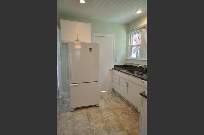 Building Photo - 921 Sylvan Ave