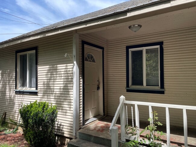Primary Photo - Nice 1 Bedroom 1 Bath Duplex