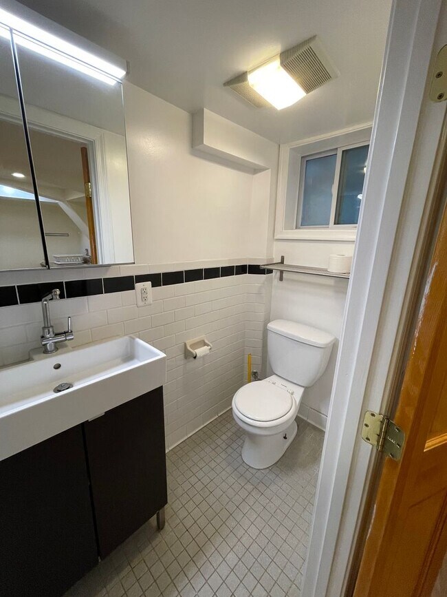 Building Photo - Charming 1928 Row Home for Rent with Modern Amenities — 3 Bedroom 2 Full Bath w/ 2 Half Baths, 2 ...