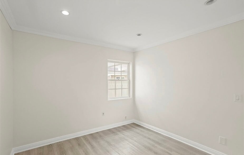 Building Photo - 204 W Linfield St